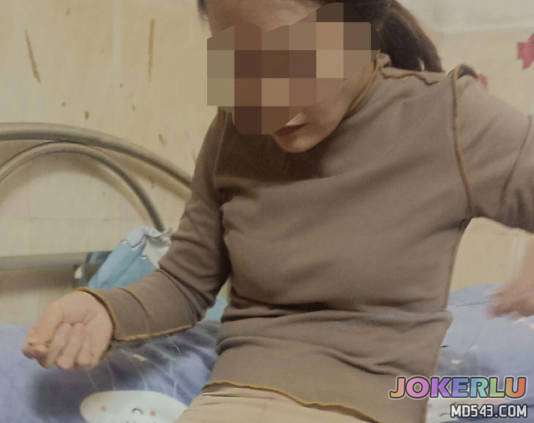 以为妈妈有别的男人半夜跑来最后是自己爬上妈妈的床